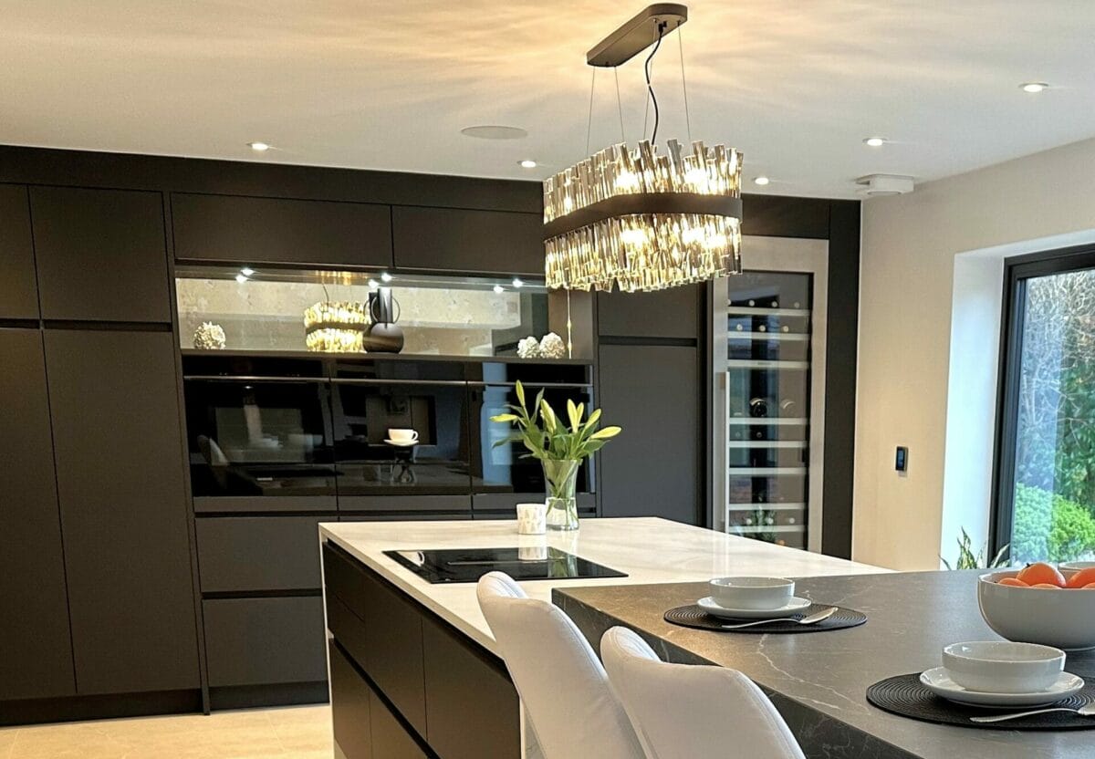 Black handless kitchen by Mike Hughes Fiited Interiors 5